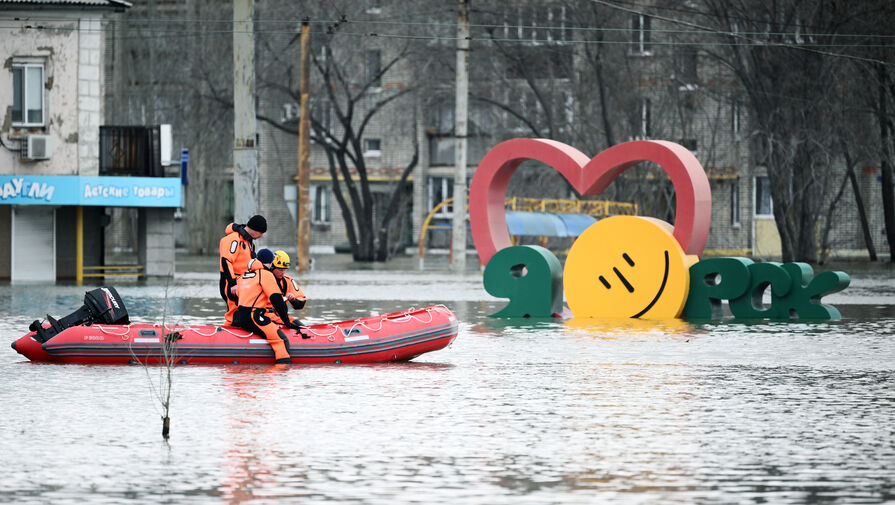 Власти рассказали, на сколько снизился уровень воды в реке Урал в Орске