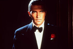 <b>«Четыре комнаты» (1995)</b>
<br><br>
В фильме четырех режиссеров, состоящем из четырех эпизодов из жизни очень неудачливого портье, Бандерас появился в той части, которую снял Роберт Родригес. Он сыграл мексиканского гангстера, который собирается провести романтический вечер и оставляет в номере сына и дочь, очень шаловливых. Ответственность за них ложится на портье.
В дальнейшем события развиваются без участия героя — пока тот не появляется на пороге номера с пьяной женой на руках. И это один из лучших и уморительно смешных моментов во всем фильме.
