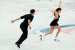 Екатерина Боброва и Дмитрий Соловьев (Россия) выступают в короткой программе танцев на льду