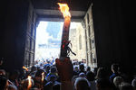 Верующие празднуют схождение Благодатного огня накануне православной Пасхи в храме Гроба Господня в Иерусалиме, 27 апреля 2019 года