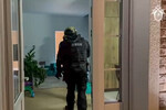 Сотрудник правоохранительных органов во время обыска в доме семьи блогеров Чекалиных, 7 марта 2023 года