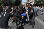 Сотрудники правоохранительных органов задерживают участников протеста в Ереване, Армения, 20 сентября 2023 год