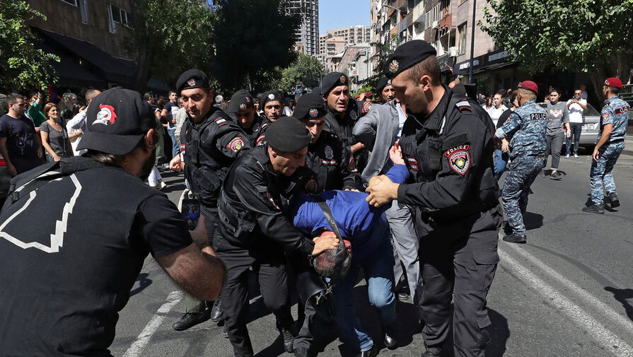 МВД Армении назвало число задержанных на митингах против Пашиняна