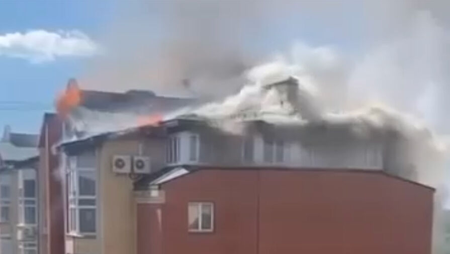 Появились кадры загоревшейся крыши многоэтажки в Подмосковье