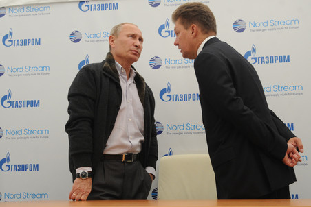 Владимир Путин и Алексей Миллер во время встречи на газокомпрессорной станции «Портовая»
