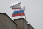 Российский флаг над зданием совета министров Автономной республики Крым