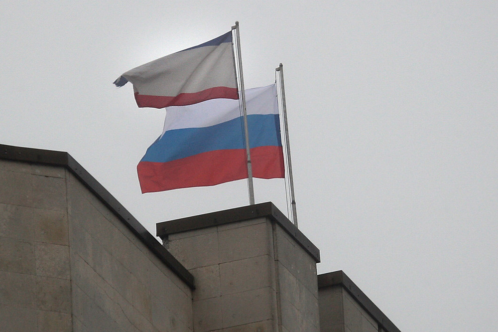 Российский флаг над зданием совета министров Автономной республики Крым