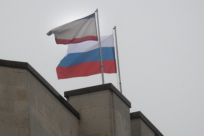 Российский флаг над зданием совета министров Автономной республики Крым