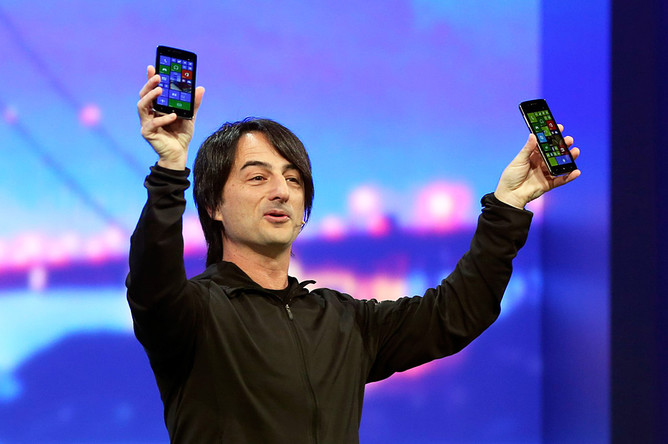 Вице-президент Microsoft Джо Бельфио демонстрирует Windows Phone 8.1