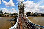 На этой фотографии запечатлено пересечение участниками 94-й велогонки «Тур де Франс» Тауэрского моста. Эта велогонка состоялась в 2007 году. Ее лондонский старт был приурочен ко дню памяти жертв терактов в Лондоне 7 июля 2005 года