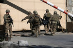 Следственные действия на месте взрыва у посольства США в Кабуле