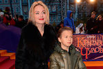 Актриса Ольга Будина с сыном Наумом перед премьерой мюзикла «Красавица и Чудовище»