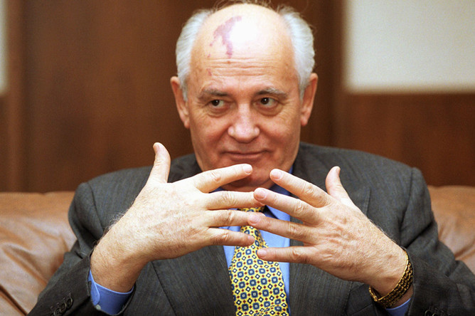 Михаил Горбачев в 2009 году записал альбом «Песни для Раисы», посвященный памяти своей супруги и состоявший из семи любимых ею романсов. В записи альбома принял участие Андрей Макаревич. Единственная копия альбома была продана на благотворительном аукционе за $164 940. Приобретателем стал некий неназванный британский филантроп. Вся сумма была передана на лечение детей, больных лейкозом. Одну из песен — «Старые письма» — Горбачев исполнил во время аукциона