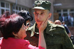 Призывник прощается с близкими у здания республиканского военкомата Крыма перед отправкой на службу в рядах Российской армии