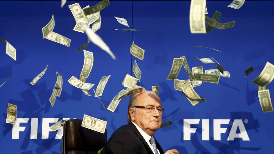 Летом выступление Зеппа Блаттера (на фото) на пресс-конференции на конгрессе ФИФА было прервано комиком Ли Нельсоном, забросавшим швейцарца банкнотами, намекая на финансовую нечистоплотность президента