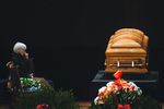 Вдова Эльдара Рязанова Эмма во время гражданской панихиды по народному артисту СССР, режиссеру Эльдару Рязанову в Центральном доме литераторов, декабрь 2015 года