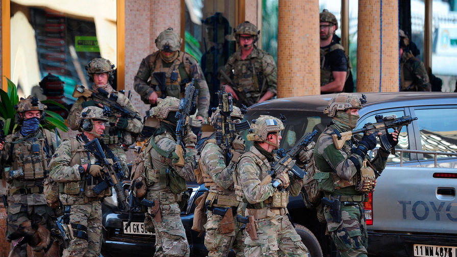 Французские полицейские прибывают на&nbsp;место террористической атаки в&nbsp;столице Буркина-Фасо Уагадугу