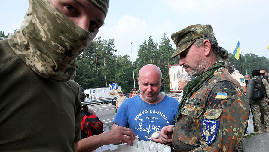 Противники крестного хода, которые блокируют колонну верующих на&nbsp;Житомирской трассе