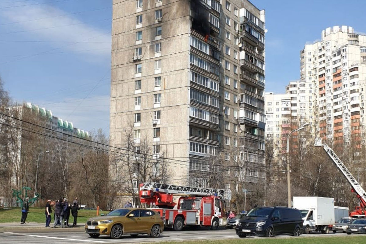 Сотрудники МЧС спасли шесть человек при пожаре в столичной квартире -  Газета.Ru | Новости