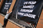 Болельщики Ливерпуля вывесили баннеры против Суперлиги у стадиона «Энфилд», 19 апреля 2021 года 