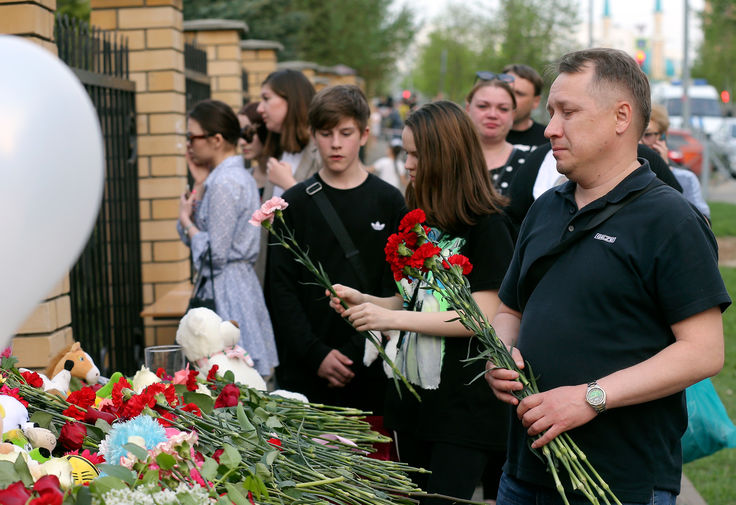 Цветы у здания гимназии №175 в Казани, где утром произошла стрельба, 11 мая 2021 года