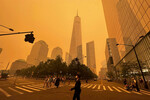 Смог, возникший в результате лесных пожаров в Канаде, на улицах Нью-Йорка, 7 июня 2023 года