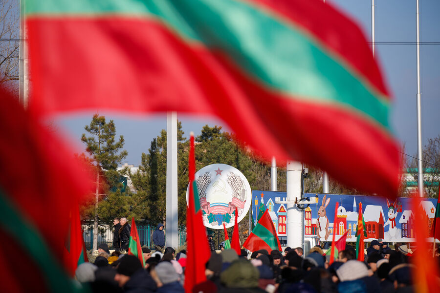 Участники акции протеста против экономического давления со стороны Молдовы на Приднестровье на площади Суворова в Тирасполе, 24 января 2024 года