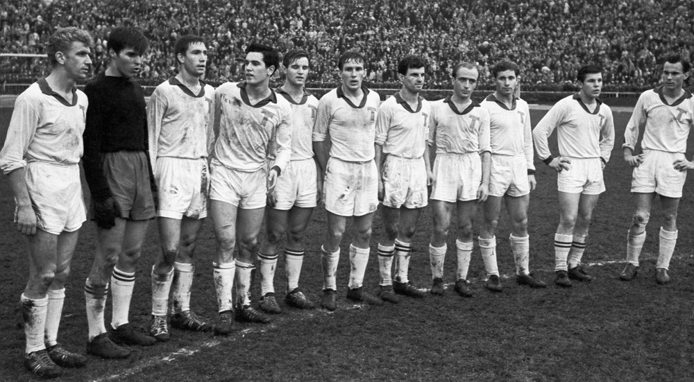 Московское «Торпедо» образца 1960 года после встречи с киевским «Динамо». (Слева направо): Александр Медакин, Алексей Поликанов, Николай Маношин, Валерий Воронин, Виктор Шустиков, Леонид Островский, Вячеслав Метревели, Борис Батанов, Кирилл Доронин, Олег Сергеев и Валентин Иванов