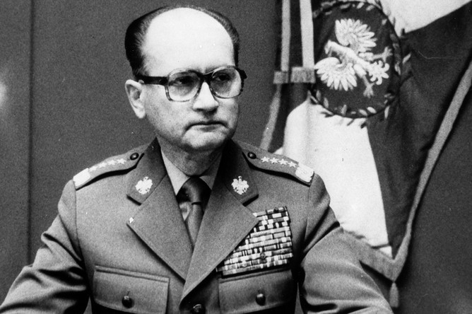 Генерал Войцех Ярузельский во время объявления введения военного положения в Польше, 13 декабря 1981 года