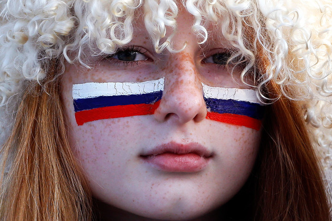 Фанатка из России во время хоккейной игры между российской и финской командами на Олимпиаде в Сочи, 2014 год