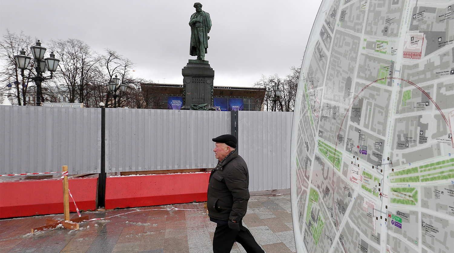 Памятник Александру Пушкину на Пушкинской площади в Москве после начала работ по реставрации, 28 марта 2017 года