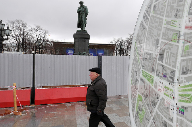 Памятник Александру Пушкину на Пушкинской площади в Москве после начала работ по реставрации, 28 марта 2017 года