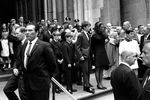 Вдова Этель Кеннеди с сыном Робертом-младшим и другими членами семьи на ступенях собора Святого Патрика во время похорон Роберта Кеннеди в Нью-Йорке, 8 июня 1968 года