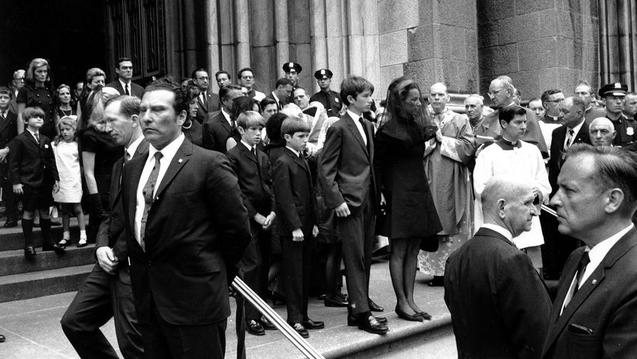 Вдова Этель Кеннеди с&nbsp;сыном Робертом-младшим и другими членами семьи на&nbsp;ступенях собора Святого Патрика во время похорон Роберта Кеннеди в&nbsp;Нью-Йорке, 8 июня 1968 года