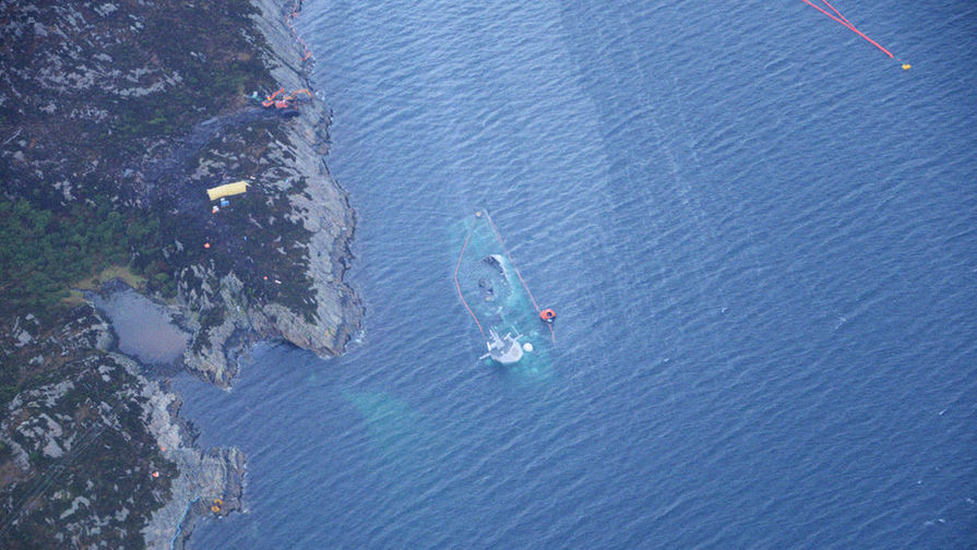 Норвежский фрегат Helge Ingstad спустя несколько дней после столкновения с&nbsp;танкером Sola TS в&nbsp;Эйгардене, 13 ноября 2018 года