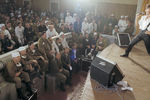 Певец Валерий Леонтьев во время выступления перед участниками ликвидации последствий аварии на Чернобыльской АЭС, 1986 год
