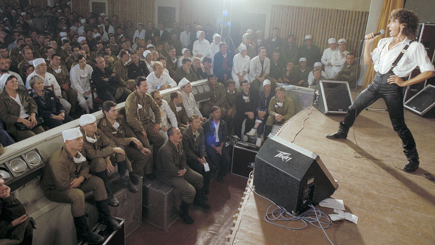 Певец Валерий Леонтьев во время выступления перед&nbsp;участниками ликвидации последствий аварии на&nbsp;Чернобыльской АЭС, 1986 год