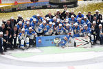 Игроки сборной Финляндии на церемонии награждения после победы в финальном матче чемпионата мира по хоккею между сборными командами Канады и Финляндии, 26 мая 2019 года 