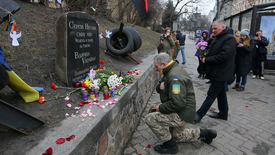 Участники &laquo;Марша Достоинства&raquo; в Киеве, посвященного 6-летней годовщине событий на Майдане, во время возложения цветов, 20 февраля 2020 года
