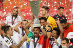 Футболисты «Севильи» (Испания) с трофеем после победы над «Интером» (Италия) в финале Лиги Европы, 21 августа 2020 года