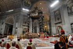 Италия. Папа Франциск во время рождественской мессы в Соборе Святого Петра в Ватикане