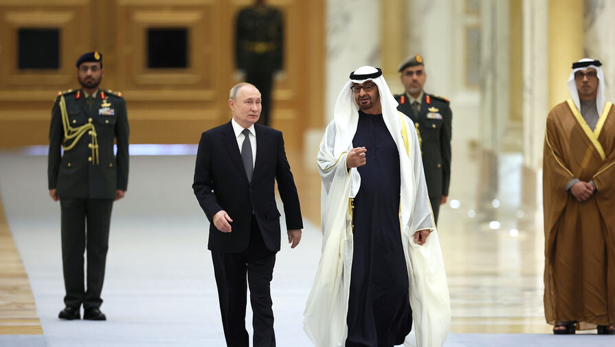 Верблюды, барабанщики и F-16 с триколором. Как встречали Путина в Эмиратах и Саудовской Аравии