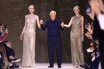 Дизайнер Джорджо Армани с моделями во время показа Giorgio Armani Privе Haute Couture Осень/Зима 2024-2025 в рамках Парижской недели моды, 2024 год