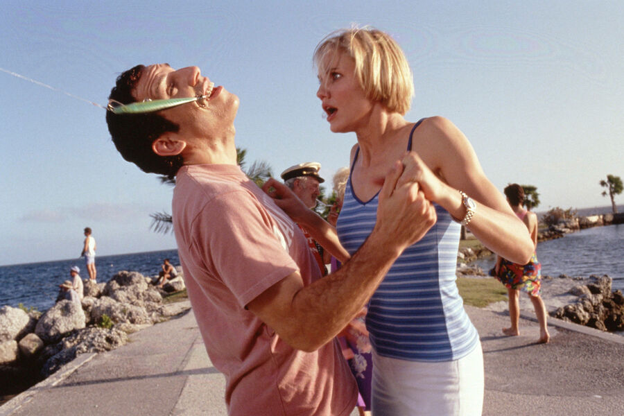 <b>“Все без&nbsp;ума от Мэри” (1998)</b>
<br><br>
Комедия братьев Фаррелли стала для&nbsp;Бена Стиллера тем самым прорывом, который вывел его из&nbsp;разряда “обещающих” в&nbsp;категорию самых настоящих звезд. Его герой — парень по&nbsp;имени Тед — никак не может забыть ужасное школьное свидание с&nbsp;Мэри (Кэмерон Диас), а потому спустя много лет нанимает частного детектива, чтобы ее разыскать и все исправить. Но тут случается новая беда: детектив тоже влюбляется в&nbsp;Мэри и начинает играть против собственного клиента, превращая поиски девушки мечты в&nbsp;бурный и все более абсурдный романтический переполох.
