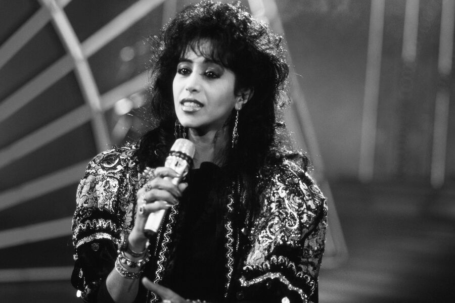 <b>Офра Хаза (19 ноября 1957&nbsp;года &mdash; 23&nbsp;февраля 2000&nbsp;года)</b><br><br>
О&nbsp;диагнозе, пожалуй, самой знаменитой израильской певицы стало известно только после ее смерти. Когда вся страна скорбела о&nbsp;кончине звезды, одна из&nbsp;местных газет неожиданно сообщила, что ее причиной стал СПИД.<br><br>
Это вызвало скандал в&nbsp;израильском обществе. Болезнь певицы стала неожиданной не только для&nbsp;ее фанатов &mdash; как выяснилось, Офра Хаза скрыла свой диагноз от работников больницы в&nbsp;Тель-Авиве, куда поступила за&nbsp;две недели до&nbsp;смерти. Реакция на&nbsp;сообщение газеты оказалась противоречивой: одни утверждали, что журналисты нарушили ее право на&nbsp;частную жизнь, другие полагали, что, если Офра Хаза была человеком публичным, обстоятельства ее смерти тоже могут быть сообщены публике.<br><br>
Израильские медики были в&nbsp;ужасе от того, что певица скрыла диагноз, &mdash; дело было в&nbsp;2000-м, когда отношение к&nbsp;ВИЧ уже изменилось, а наука ушла далеко вперед в&nbsp;вопросе терапии. «Это возвращает нас к&nbsp;началу эпидемии, когда заболевание практически демонизировалось и стигматизировалось, в&nbsp;то время как сейчас мы работаем с&nbsp;ним куда лучше. В&nbsp;этом печальном случае, опуская детали, получается, что Офра Хаза умерла от стыда, от ужасного страха рассказать о&nbsp;заболевании», &mdash; заявлял доктор Цви Бентвич, глава СПИД-центра в&nbsp;Реховоте.<br><br>
В&nbsp;заражении певицы заподозрили ее мужа, бизнесмена Дорона Ашкенази. Как выяснилось позже, сам он был уверен, что Офра Хаза заразилась при&nbsp;переливании крови в&nbsp;Турции, где она попала в&nbsp;больницу из-за выкидыша. Муж исполнительницы умер через&nbsp;год после ее кончины &mdash; от передозировки.