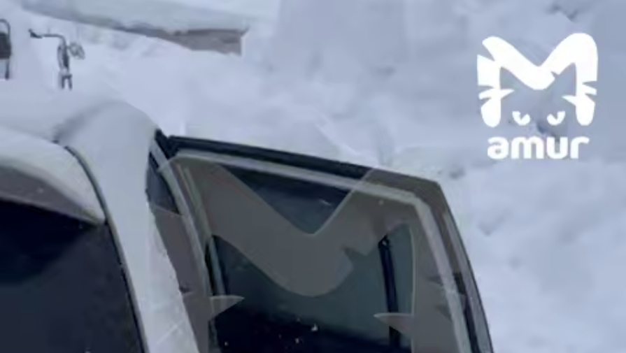 Видео: снежная лавина завалила машины и заблокировала камчадалов в магазине