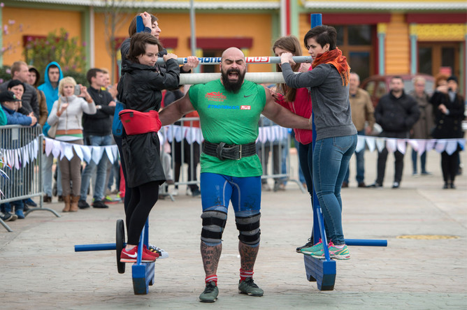 Спортсмен Руслан Пустовой во время соревнований по силовому экстриму Sochi Strong 2016 в «Сочи Парке»