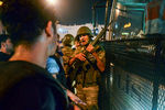 Полиция сопровождает арестованных участников военного переворота на площади Таксим в Стамбуле