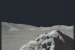 Астронавт Джек Шмитт около скалы на Луне, 13 декабря 1972 года