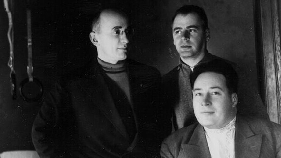 Л.П.Берия (слева), В.Н.Меркулов — на 2-м плане. 1934 год